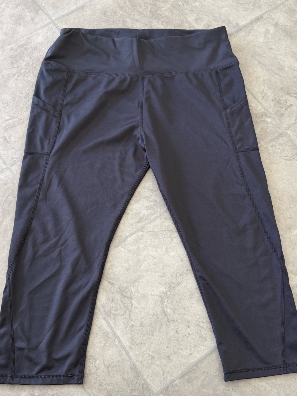 Women's Dark Gray High-Waist Capri Leggings with Side Pockets